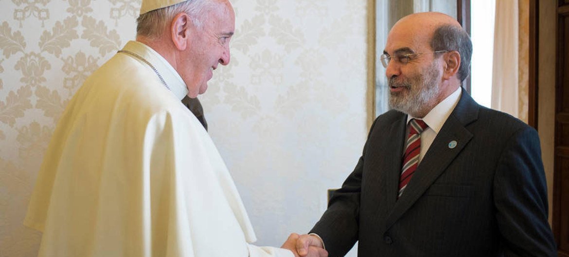 البابا فرانسيس يلتقي المدير العام  لمنظمة  الفاو جوزيه غرازيانو دا سيلفا. المصدر: الفاو