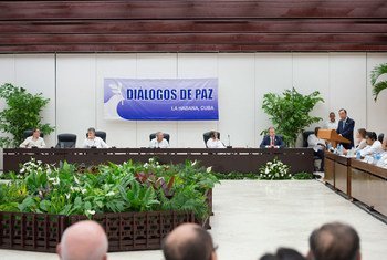 Imagen de la ceremonia de firma ayer en La Habana del acuerdo sobre cese el fuego y dejación de armas entre el Gobierno de Colombia y las FARC-EP. Foto: ONU/Eskinder Debebe