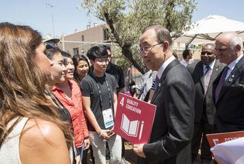 Le Secrétaire général Ban Ki-moon rencontre les gagnants du concours Cannes Young Lions en France. Photo ONU/Eskinder Debebe