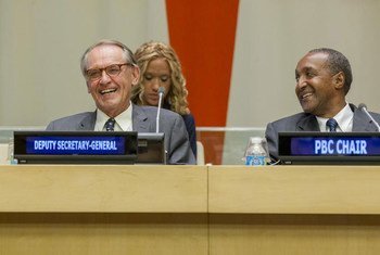 Le Vice Secrétaire général Jan Eliasson (à gauche) et Macharia Kamau, Président de la Commission de consolidation de la paix. Photo ONU/JC McIlwaine