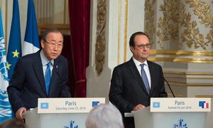 Le Secrétaire général Ban Ki-moon (à gauche) et le Président français, François Hollande, lors d'une conférence de presse à Paris. Photo ONU/Eskinder Debebe
