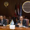 الأمين العام بان كي مون (يمين) يخاطب الوفود اليمنية في محادثات السلام الكويت. المصدر: الأمم المتحدة / إسكندر ديبيبى