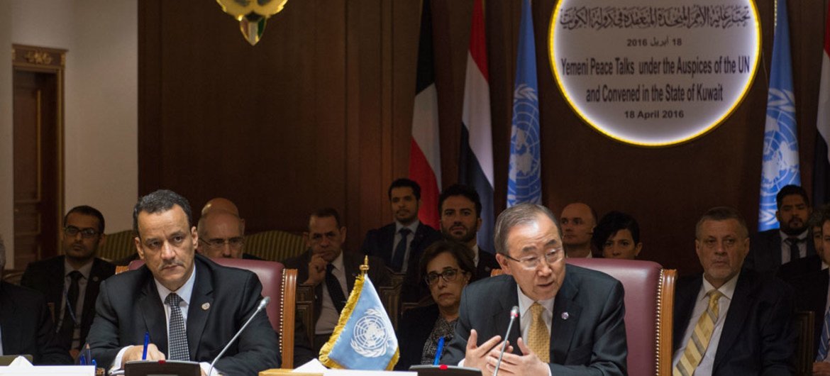 Le Secrétaire général Ban Ki-moon (à droite) rencontre les délégations yéménites aux pourparlers de paix au Koweït. Photo ONU/Eskinder Debebe