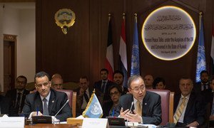 Secretary-General Ban Ki-moon (right) addresses the Yemeni delegations at the Kuwait Peace Talks.