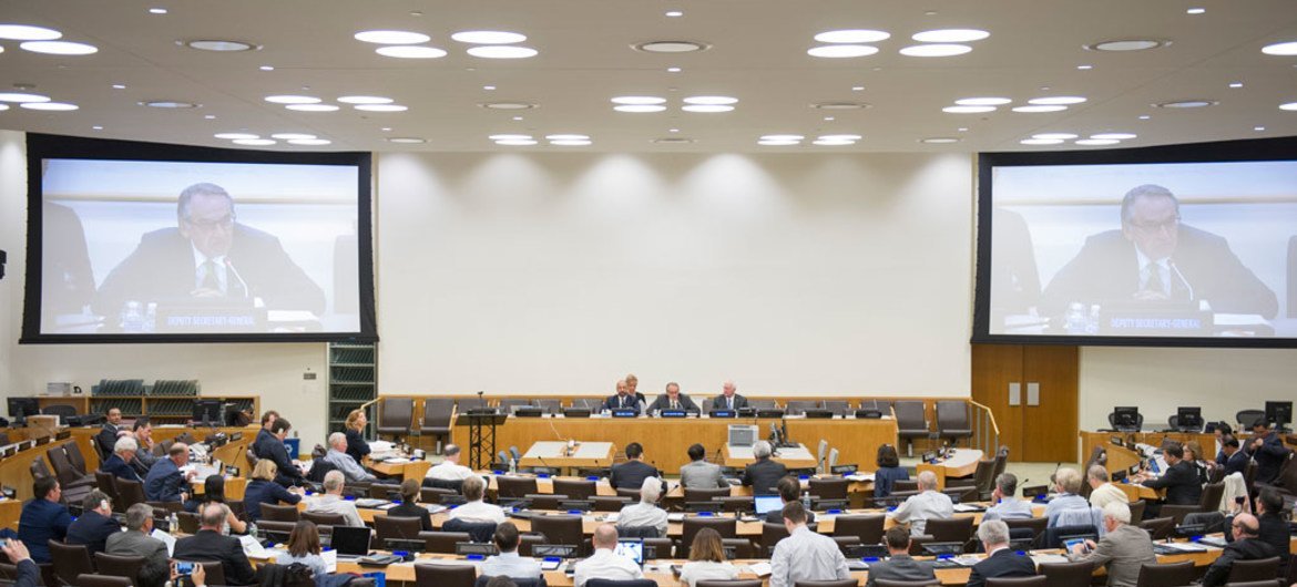 A wide view of the conference room as Deputy Secretary-General Jan Eliasson (shown on screens) delivers opening remarks at the Fortieth Annual Conference of the Centre for Oceans Law and Policy.