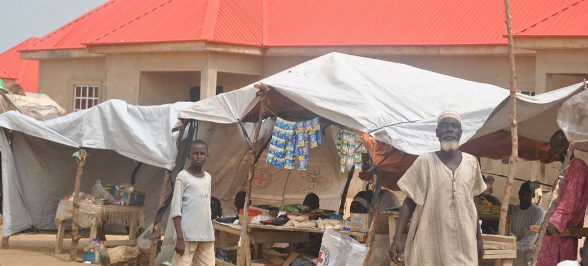 Des personnes déplacées dans le camp de Gubio, à Maiduguri, dans le nord du Nigeria, ont commencé à créer des petites entreprises afin de gagner leur vie, après avoir été déplacées par la violence de Boko Haram. Photo : OCHA / Fragkiska Megaloudi