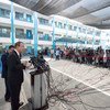 潘基文秘书长访问加沙。他在联合国近东难民救济和工程处在当地开办的一所学校发表讲话。联合国图片/Eskinder Debebe