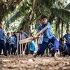 孟加拉国儿童在学校打曲棍球。儿基会/Ashley Gilbertson VII