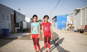 Maryam, 10 ans (à droite), avec sa sœur jumele Majida dans un camp de déplacés à Erbil, au Kurdistan, en Iraq. Photo UNICEF/Tara Todras-Whitehill
