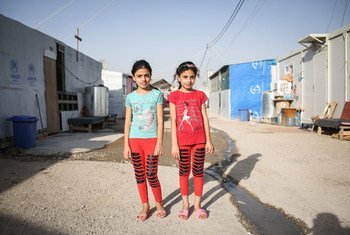 UNICEF trabaja por ejemplo con menores desplazados en el Kurdistán iraquí, como Maryam y su hermana, Majida, que viven en un campo de refugiados apoyado por el organismo de la ONU.  Foto: UNICEF/Tara Todras-Whitehill