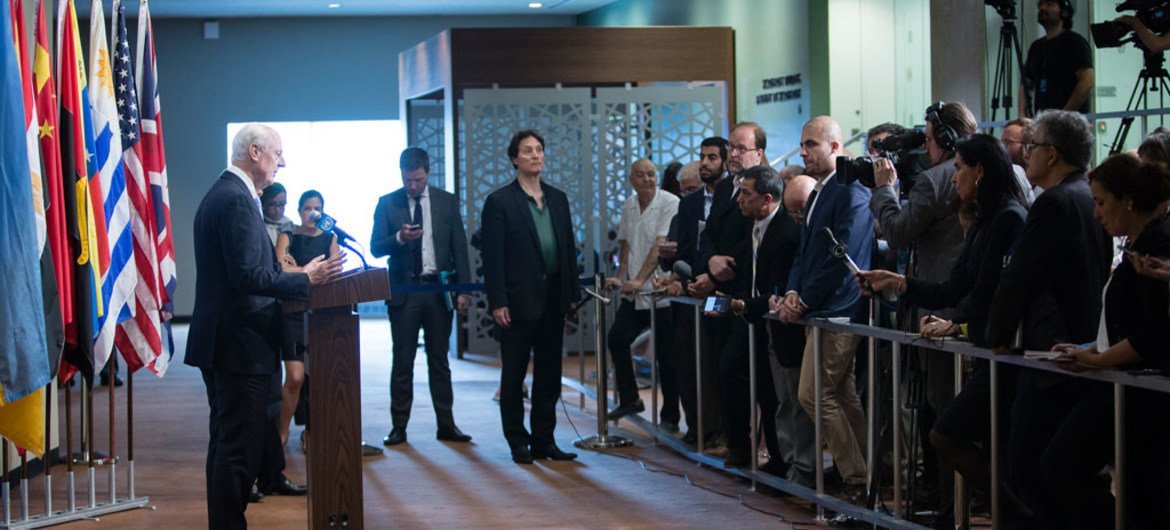 ستيفان دي ميستورا، المبعوث الخاص للأمم المتحدة إلى سوريا، يتحدث للصحفيين عقب جلسة مغلقة في مجلس الأمن. المصدر: الأمم المتحدة / مانويل الياس