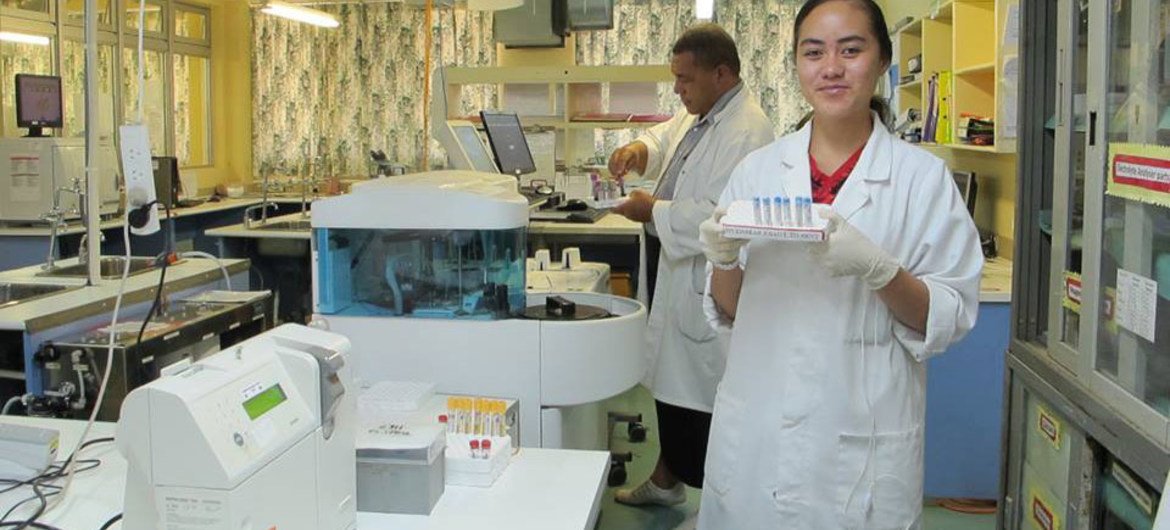 Un laboratorio de la OMS en Tonga. Foto: OMS/ J. Rivaca