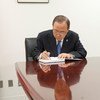 Le Secrétaire général de l’ONU, Ban Ki-moon, signe un registre de condoléances en l’honneur des victimes des attentats meurtriers survenus le 28 juin à l'aéroport international d'Istanbul, en Turquie, lors d'une cérémonie au siège de la mission permanente de la Turquie auprès de l’ONU, à New York. Photo : ONU / Rick Bajornas
