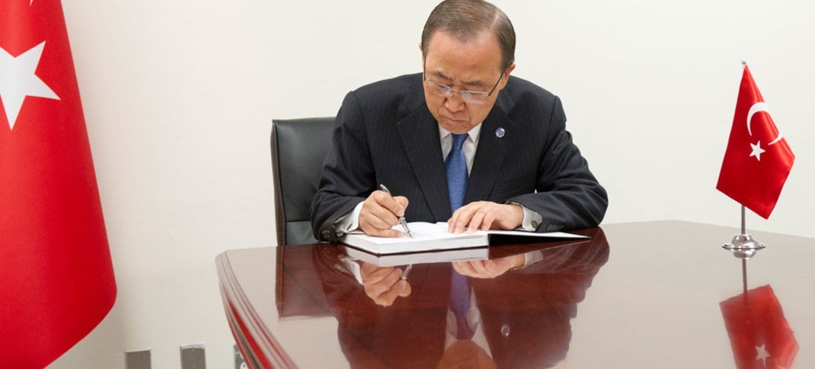 Le Secrétaire général de l’ONU, Ban Ki-moon, signe un registre de condoléances en l’honneur des victimes des attentats meurtriers survenus le 28 juin à l'aéroport international d'Istanbul, en Turquie, lors d'une cérémonie au siège de la mission permanente de la Turquie auprès de l’ONU, à New York. Photo : ONU / Rick Bajornas