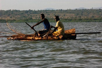Pescadores kenianos en el lago Victoria. Foto: FAO/Ami Vitale