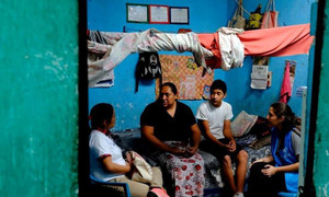 Una familia cuenta a un oficial de ACNUR como huyeron de Honduras a Guatemala para escapar de las pandillas. Ahora viven en Villanueva, Ciudad de Sol, uno de los lugares más peligrosos en Guatemala. 