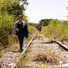 امرأة من السلفادور تسير على طول خطوط السكك الحديدية في ولاية تشياباس، المكسيك في طريقها إلى الولايات المتحدة. المصدر: مفوضية الأمم المتحدة لشؤون اللاجئين / ماركيل ريدوندو