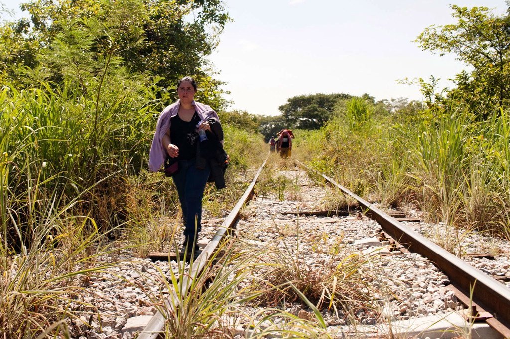 徒步行进在墨西哥的中美洲难民。