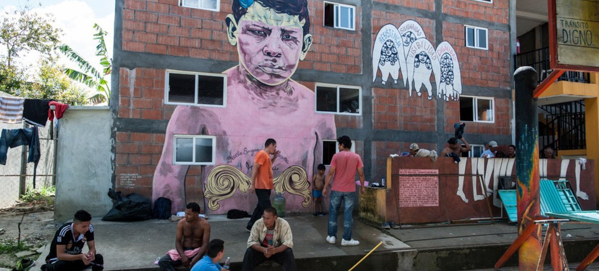Familias de migrantes en un albergue del ACNUR en México. Foto: ACNUR/ Sebastian Rich