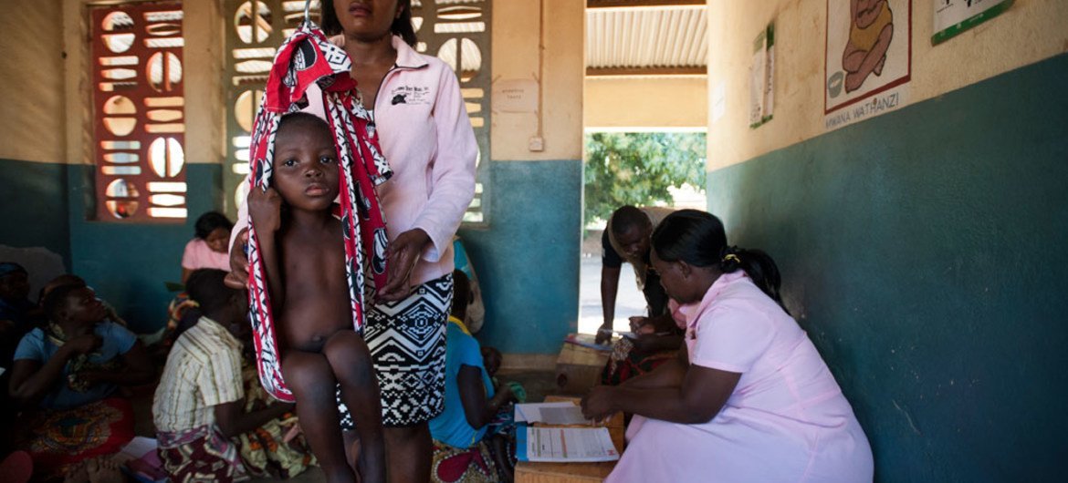 Un enfant est pesé dans un centre d'alimentation thérapeutique soutenu par l'UNICEF dans un hôpital au Malawi. Photo UNICEF/Sebastian Rich