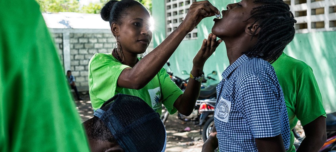 Гаитянская девочка принимает вакцину от холеры Фото ООН/Л.Абасси