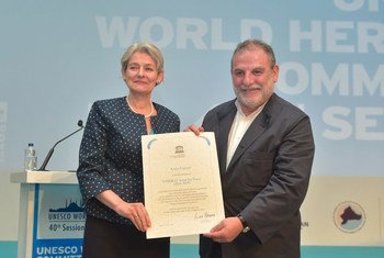 La Directrice générale de l'UNESCO, Irina Bokova (à gauche), lors de la cérémonie de nomination du musicien turc Kudsi Ergüner (à droite) en tant qu’Artiste de l’UNESCO pour la paix, suite à l’ouverture de la 40ème session du Comité du patrimoine mondial à Istanbul, en Turquie, le 10 juillet 2016. Photo : UNESCO