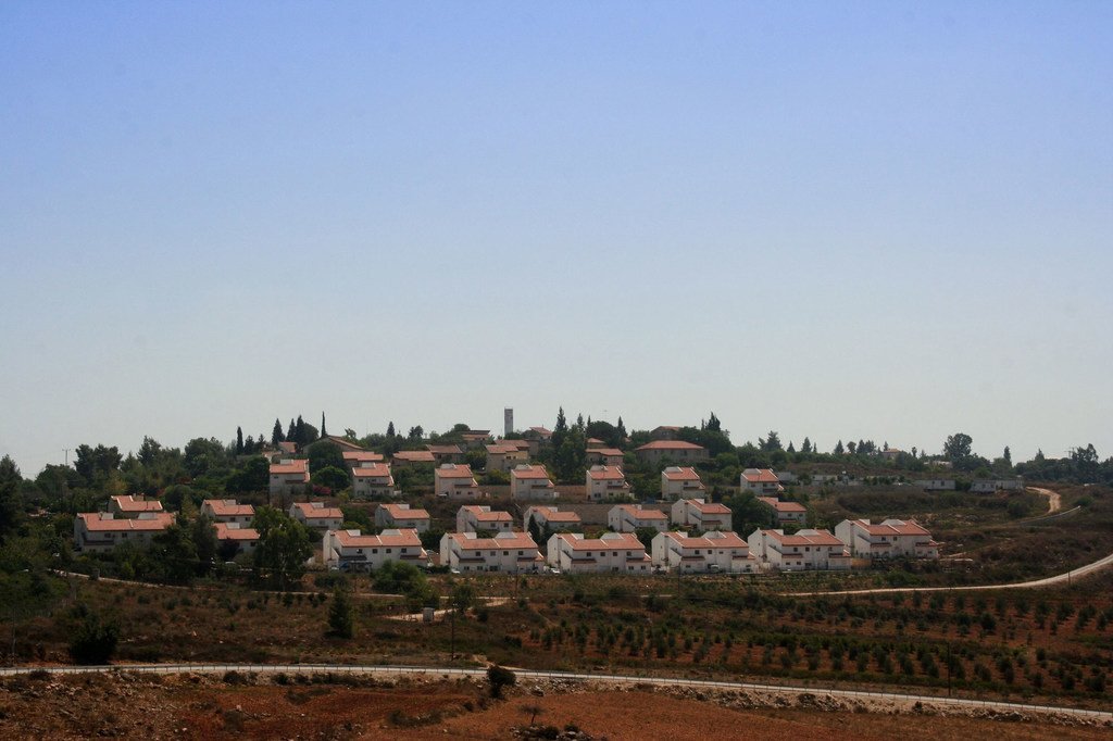 西岸一处靠近巴勒斯坦村庄的以色列定居点。