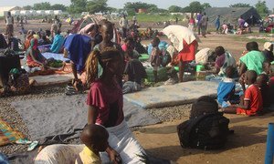 Des civils déplacés se sont réfugiés dans le camp de Tomping de la Mission des Nations Unies au Soudan du Sud (MINUSS), suite aux nouveaux affrontements dans la capitale Juba entre les soldats de l'Armée populaire de libération du Soudan (APLS) et de l'APLS dans l'opposition (juillet 2016). Photo : ONU / Beatrice Mategwa
