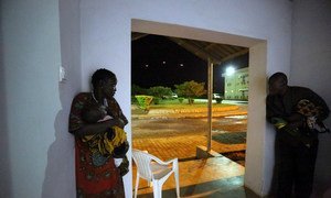 Wakimbizi wa ndani kutoka vituo vya kuwalinda raia (PoC site) mjini Juba, wakijificha kutokana na mapigano kati ya SPLA na SPLA-IO.