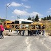 من الأرشيف: إغلاق طرق تؤدي من وإلى القرى والبلدات الفلسطينية في محافظة الخليل من قبل القوات الإسرائيلية في أواخر يونيو حزيران 2016. 