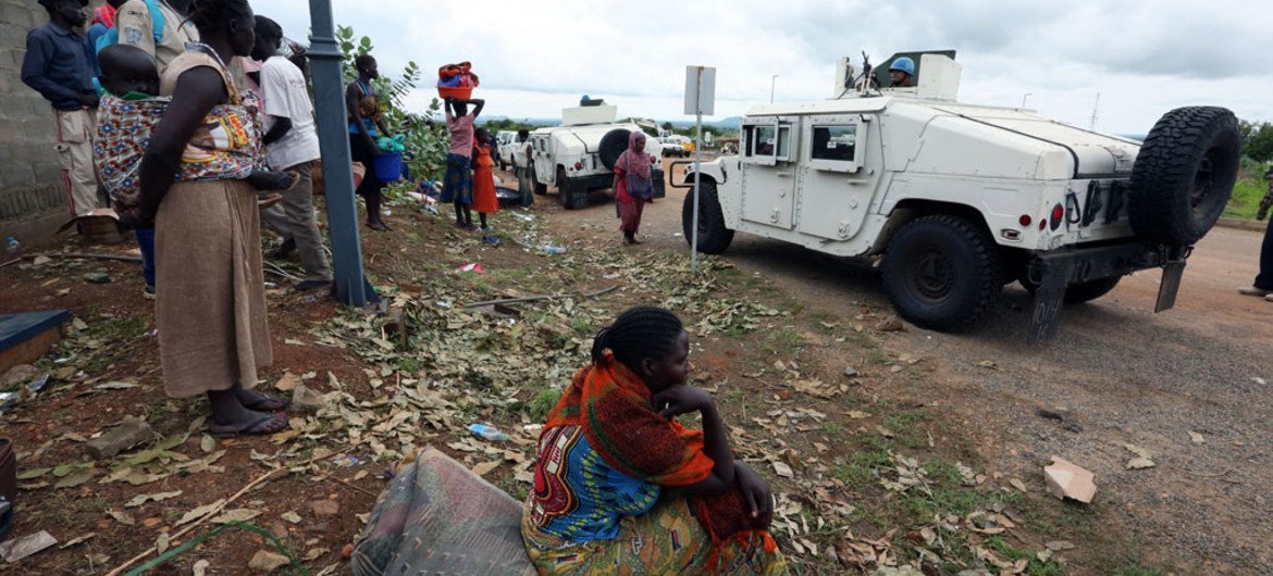 نازحون في قاعدة في بيت الأمم المتحدة التابع بعثة الأمم المتحدة في جنوب السودان ، في أعقاب تجدد الاشتباكات الأخيرة في جوبا. المصدر: الأمم المتحدة / إريك كانالستين