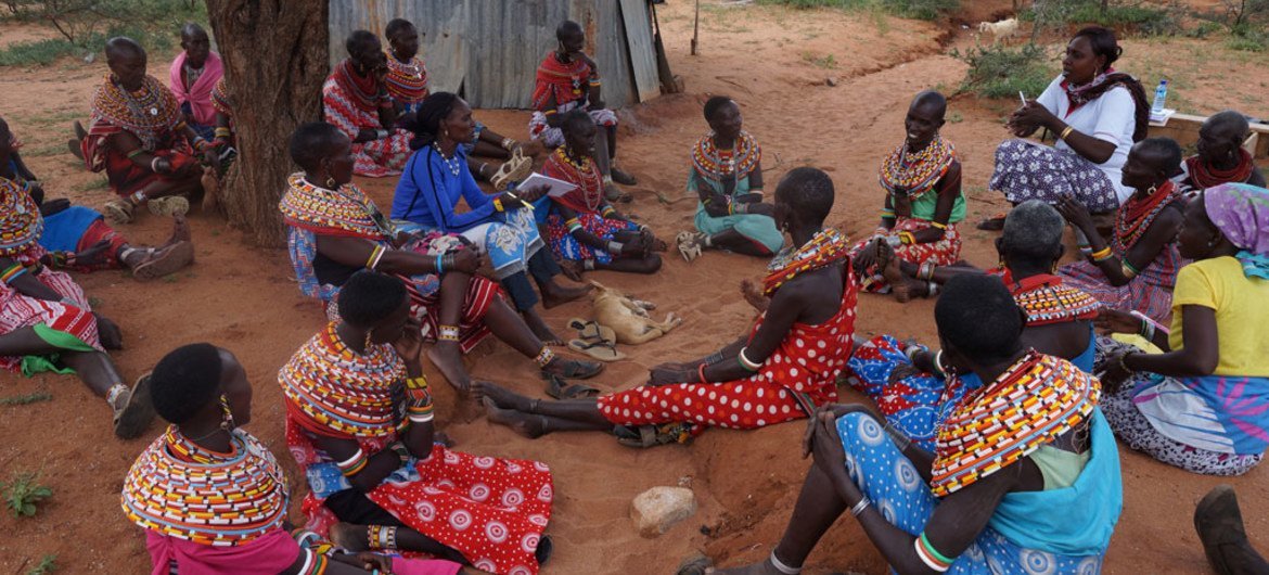Mulheres em Samburu, no Quênia, conversam sobre a mutilação genital feminina. 