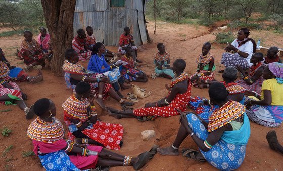 نساء من سامبورو، كينيا، يتجمعن لمناقشة رفضهن لختان الإناث. 