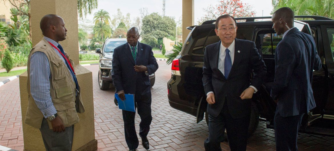 الأمين العام بان كي مون (الثاني من اليمين) يصل الى كيغالي، رواندا. المصدر: الأمم المتحدة / ريك باجورناس