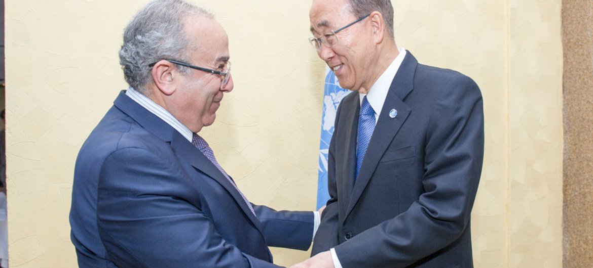 الأمين العام بان كي مون (يمين) يلتقي مع وزير خارجية الجزائر رمضان العمامرة ، على هامش قمة الاتحاد الأفريقي ال27، المنعقدة في كيغالي، رواندا، 10-18 يوليو 2016. المصدر: الأمم المتحدة / ريك باجورناس