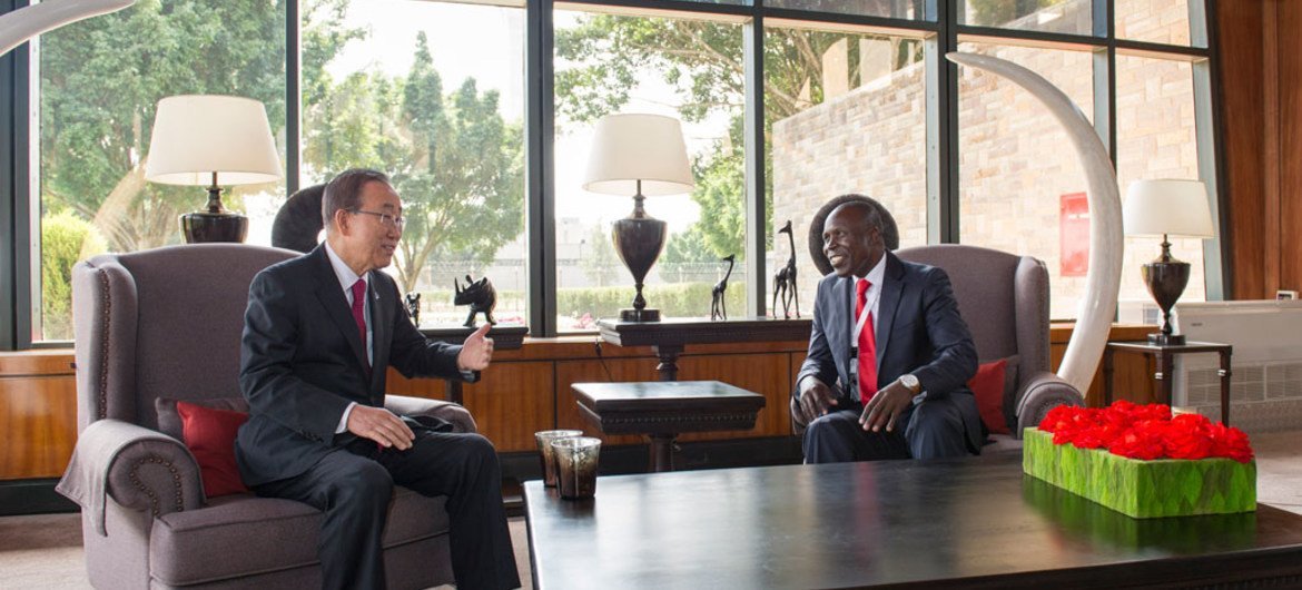 الأمين العام بان كي مون (يسار) يجتمع مع ويلي بيت وزيرالزراعة والثروة الحيوانية والسمكية في جمهورية كينيا، على هامش الدورة الرابعة عشرة لمؤتمر الأمم المتحدة للتجارة والتنمية (الأونكتاد ). المصدر: الأمم المتحدة / ريك باجورناس