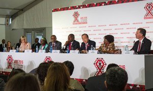 Le Secrétaire général de l'ONU, Ban Ki-moon (3ème en partant de la droite) lors de la conférence de presse d'ouverture de la 21ème Conférence internationale sur le sida à Durban, en Afrique du Sud. Photo : ONU / Rick Bajornas