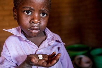 Longezo, de tres años, toma su medicación para el VIH en la aldea de Nkhuloawe, en Malawi.