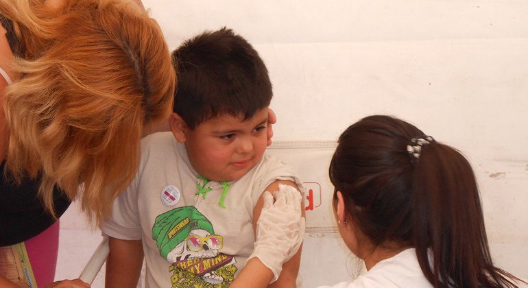 Criança recebe vacina contra hepatite B, porém casos recentes não foram associados aos vírus tradicionais. 