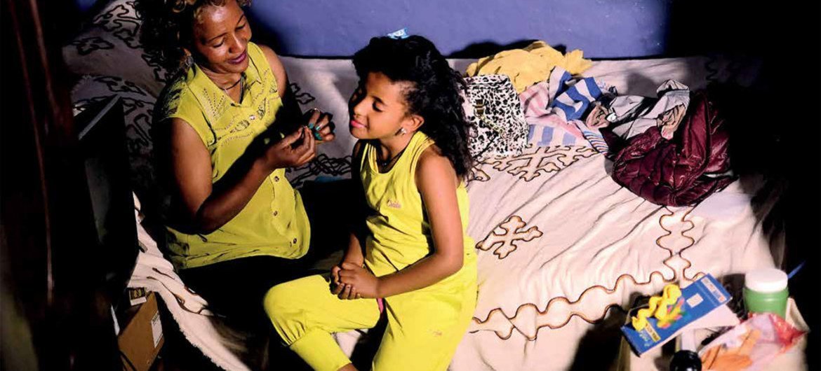 Fanaye Hailu et sa fille Betty de huit ans née sans le VIH. Fanaye recommande à chaque mère et à chaque femme enceinte de faire un test de dépistage du VIH qui peut sauver à la fois la vie de la mère et de son bébé. Photo: ONUSIDA
