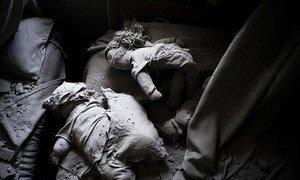 Des poupées d'enfants retrouvées dans les décombres d'une maison détruite par les bombardements, dans une ville touchée par le conflit en Syrie. Photo : UNICEF / Romenzi
