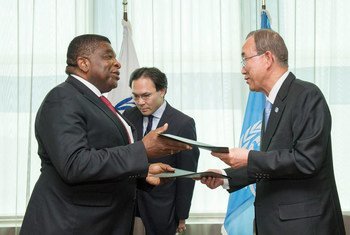 Secretary-General Ban Ki-moon (right) and Martin Chungong, Secretary-General of the Inter-Parliamentary Union exchange copies of the signed agreement.