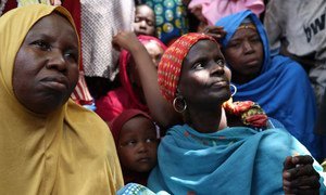 Des femmes déplacées ont été secourus par l'armée à Maiduguri (en Mars 2015). Photo : OCHA / Jaspreet Kindra