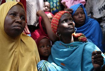 Des femmes déplacées ont été secourus par l'armée à Maiduguri (en Mars 2015). Photo : OCHA / Jaspreet Kindra