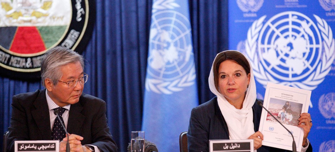 Lors d'une conférence de presse à Kaboul, le Représentant spécial du Secrétaire général de l'ONU pour l'Afghanistan et chef de la MANUA, Tadamichi Yamamoto (à gauche), et la Directrice de l’équipe des droits de l'homme de la MANUA, Danielle Bell (à droite), présentent le dernier rapport sur les victimes civiles en Afghanistan. Photo : UNAMA / Fardi