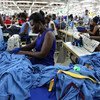 Des travailleurs d'usines produisent des chemises à Accra, Ghana.