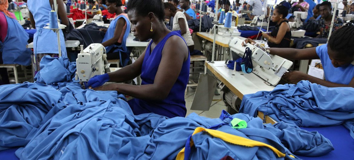 Des travailleurs d'usines produisent des chemises à Accra, Ghana.