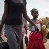 一个南苏丹女孩和家人一起跨国边境到乌干达避难。难民署图片 /Will Swanson