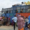 حافلات تقل أكثر من 387 شخصا غادرت مخيم داداب في شمال شرق كينيا إلى الصومال. المصدر: مفوضية الأمم المتحدة لشؤون اللاجئين/ أسد الله نصر الله