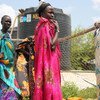 نساء نزحن بسبب القتال في جوبا، جنوب السودان، يملأن المياه التي وفرتها اليونيسف. المصدر: اليونيسف / UN025202 / إيروين